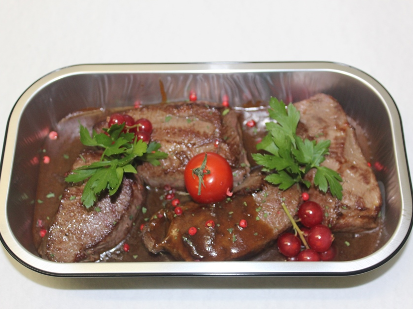 Filet van hertenkalf in een wildsausje met veenbessen en boschampignons