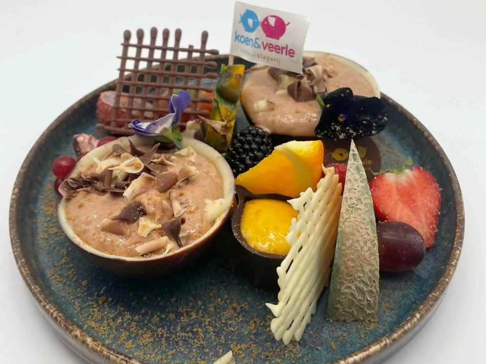 Chocolademousse op een bordje met vers fruit