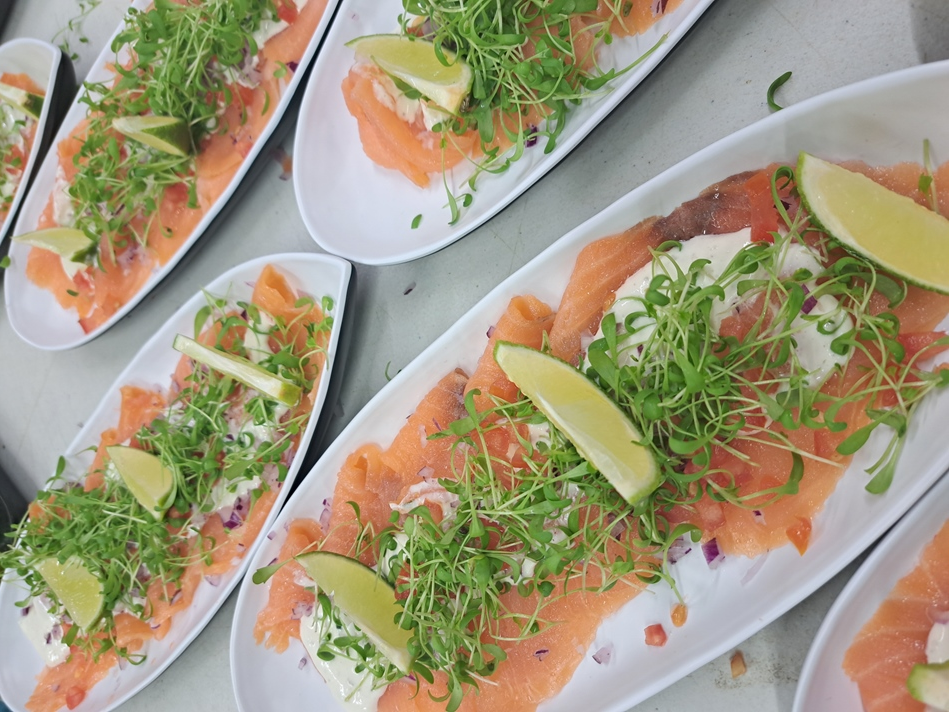 Bord carpaccio van huisgerookte zalm en aangepaste garnituur