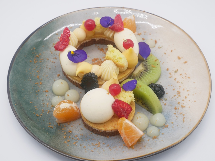 Exotische cirkel met passie en chocoladebiscuit