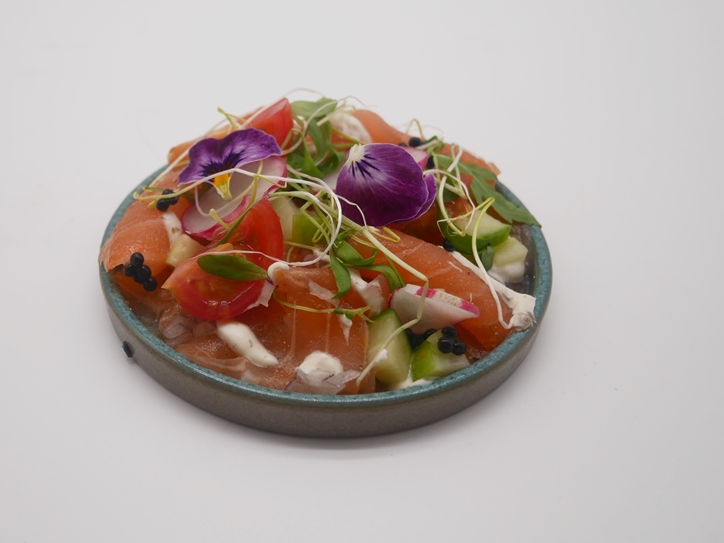 Carpaccio van huis gerookte zalm (hapje)