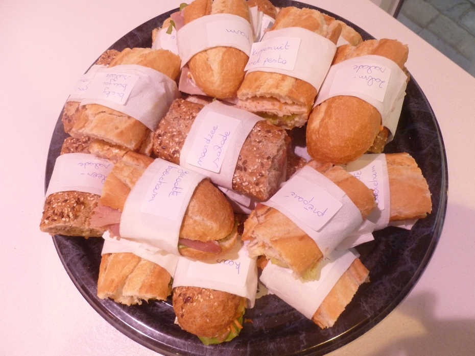 Assortiment belegde stokbroden in stukjes gesneden