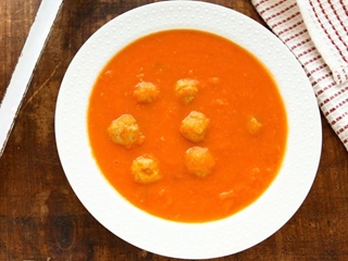 Populair soepje van verse tomaat met gehaktballetjes
