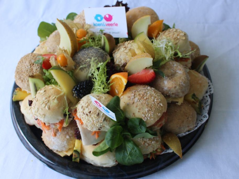 Verrassingsbrood op plateau met fruit